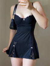 Minikleid mit Spitzeneinsätzen